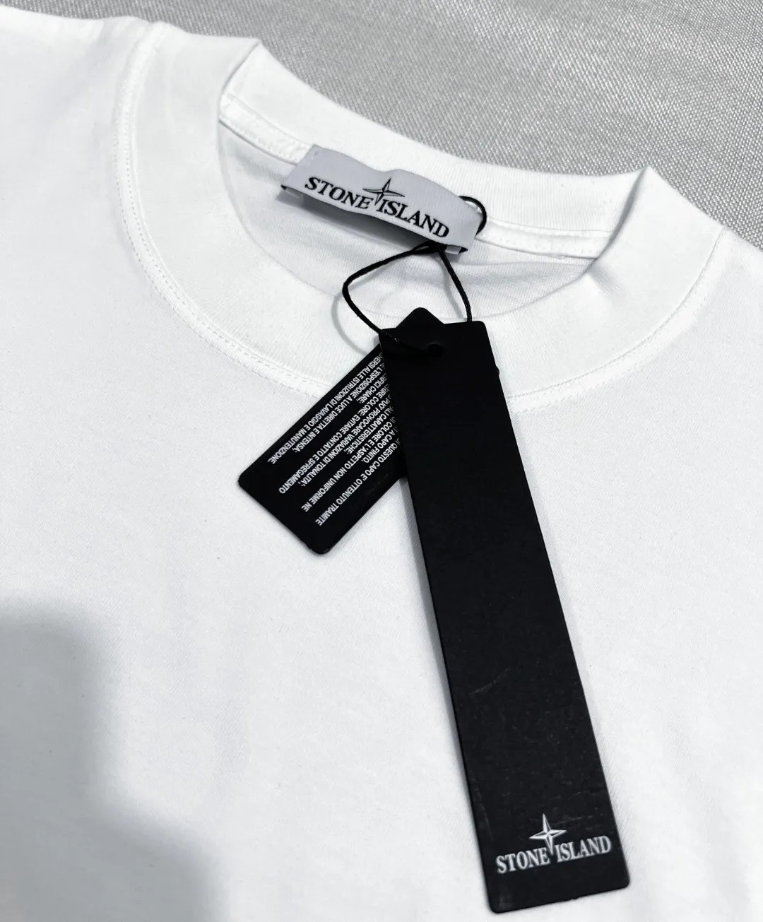 P140 Stone Island/Stone Island classic official website is on sale; small logo embroidery and pressed round neck short-sleeved T-shirt, strictly control the size of the logo, neat and clear letters, and the details are consistent with the original version; the original 240g double yarn 100% cotton fabric is selected; the upper body is simple, beautiful and very durable, with three-needle stitching and high-standard workmanship, with complete three-label details, high-temperature washing, soft fabric, better breathability, no shrinkage or deformation after washing, versatile style Match as you like, European size version, colors: black, dark gray, lilac gray, white; sizes XS-L, (L can wear up to 200 pounds)